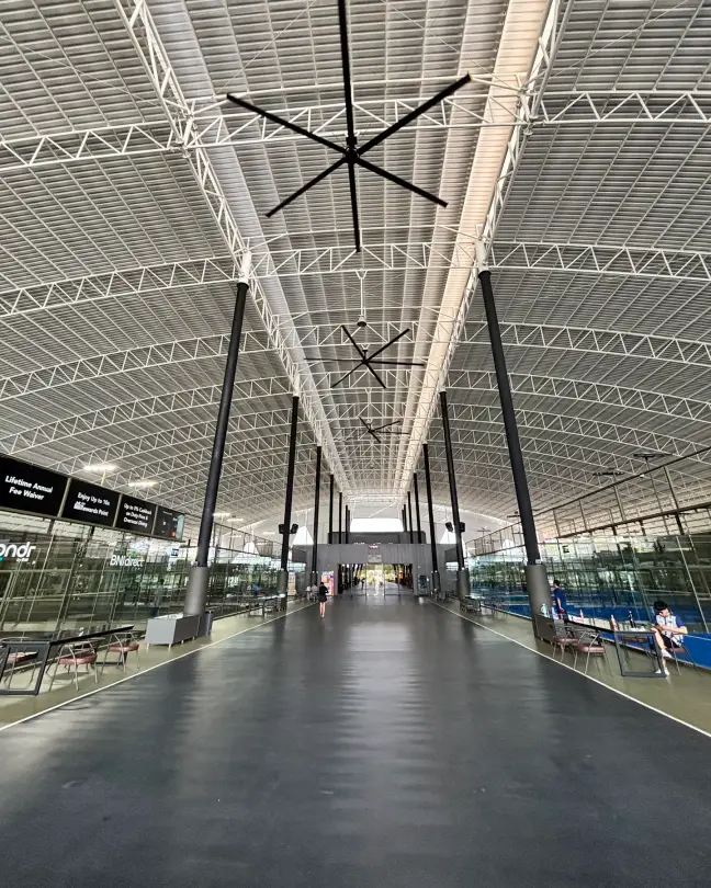 The long central aisle between courts